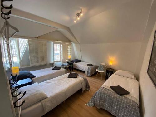 een slaapkamer met 2 bedden en een woonkamer bij Beach nearby, close to Amsterdam, The Hague -6p in Wassenaar