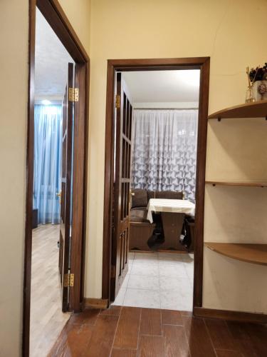 un pasillo con una puerta que conduce a una sala de estar en Apartment at Abovyan Street, en Ereván