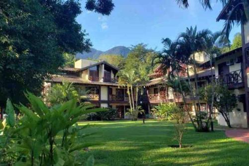 Κήπος έξω από το Casa R1 em condomínio fechado frente a praia Maresias