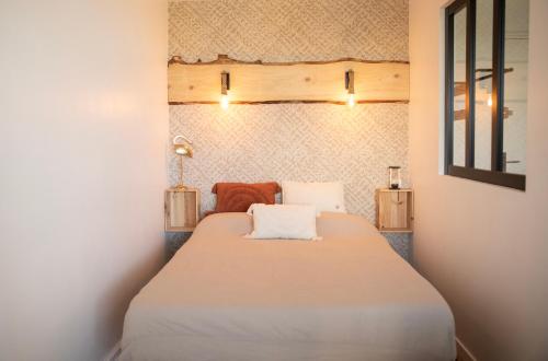 1 dormitorio con 1 cama blanca grande en una habitación en Trésor d'Opale T1 VUE MER BALNÉO-SPA PARKING PRIVÉ WIFI NETFLIX 3 PERS, en Berck-sur-Mer