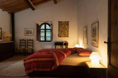 ein Schlafzimmer mit einem großen Bett mit zwei Lampen in der Unterkunft Casa Poggio Agliai basso in Suvereto