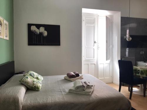 sypialnia z łóżkiem i dwoma ręcznikami na nim w obiekcie casa SorrisiEsoGni w Cagliari