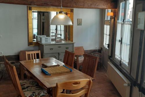une salle à manger avec une table et des chaises en bois dans l'établissement La maison Belle Marée, à Honfleur