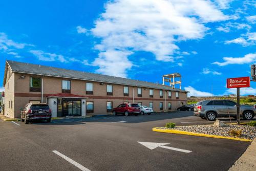 a building with cars parked in a parking lot at Red Roof Inn Allentown South in Allentown