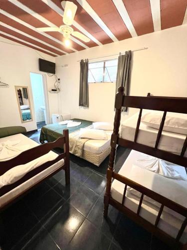 a bedroom with two bunk beds and a ceiling at Pousada do Genesio in Petrópolis