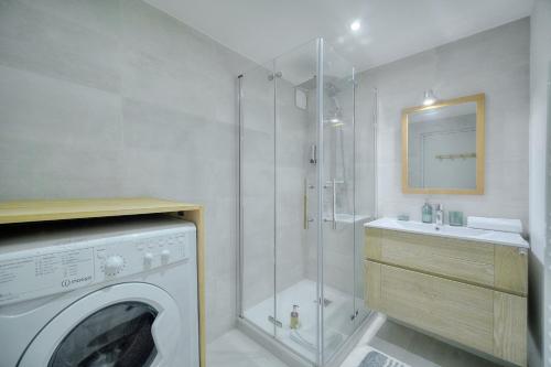 une salle de bain avec une machine à laver et un lavabo dans l'établissement IMMOGROOM - Heart of the Suquet - City center - Modern, à Cannes