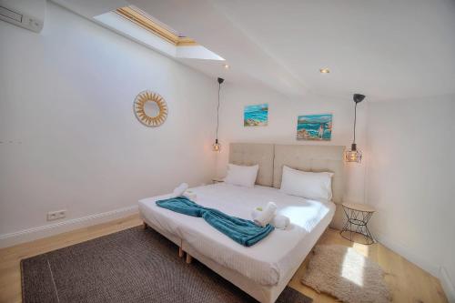une chambre avec un lit avec deux ours en peluche dessus dans l'établissement IMMOGROOM - Heart of the Suquet - City center - Modern, à Cannes