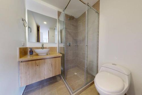 La salle de bains est pourvue d'une douche, de toilettes et d'un lavabo. dans l'établissement Apartamento KANNA-402, à Bogotá