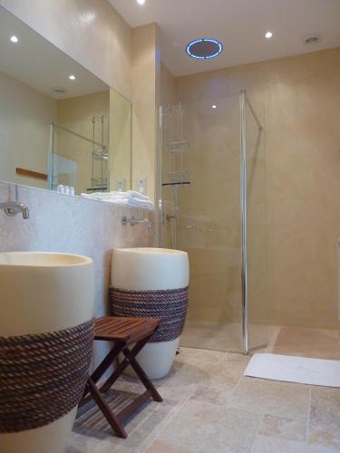 une salle de bain avec une douche, une baignoire et un lavabo dans l'établissement Les Mazets du Luberon, à Puget