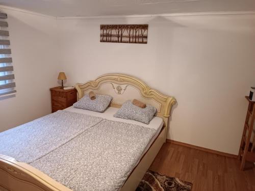 - une chambre avec un grand lit et 2 oreillers dans l'établissement Cottage Auto Camp Vinac, à Jajce