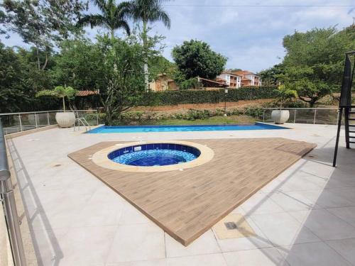 a swimming pool in the middle of a yard at Cali piso 4-06 Pance Apartamento Moderno Exclusivo Sector in Cali