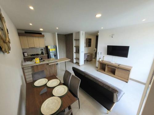 a kitchen and a living room with a table and chairs at Cali piso 4-06 Pance Apartamento Moderno Exclusivo Sector in Cali