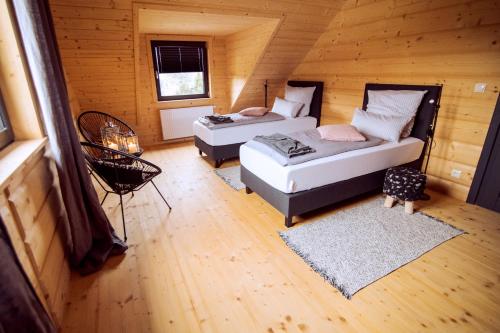 Zimmer mit 2 Betten in einer Holzhütte in der Unterkunft Belle Maison in Polanica-Zdrój