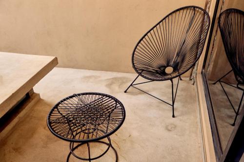 two chairs sitting in a room with a table at Casa Nomada Tuxtla Hotel - Hostal in Tuxtla Gutiérrez