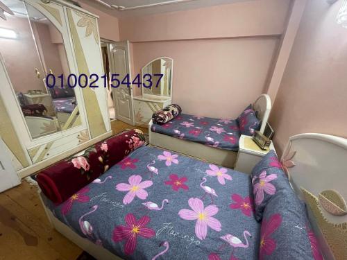 Camera con letto e specchio di شقة خلف شارع طرح البحر عند عبده كفته307 a Port Said