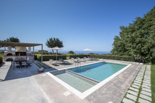La alberca dentro o cerca de Lux Villa Mia with Heated Pool, 2km to Beach & Childrens Area!