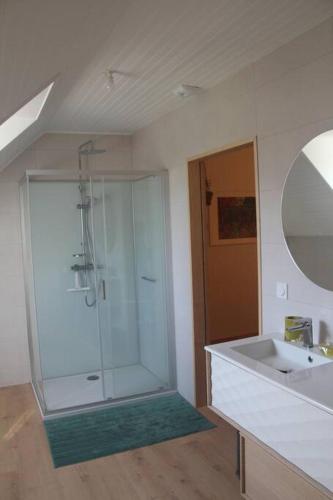 une salle de bain avec douche et lavabo dans l'établissement « La maison de vacances » à 50 mètres de la plage, à Sibiril