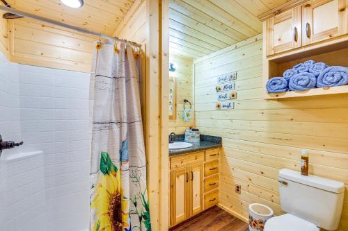 ein Bad mit einem WC und einem Waschbecken in der Unterkunft Rustic Texas Getaway with Grill on 30 Acres in Weatherford