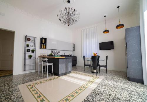 科森扎的住宿－AM Apartment，厨房以及带桌椅的用餐室。