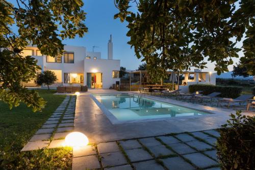 La alberca dentro o cerca de Lux Villa Mia with Heated Pool, 2km to Beach & Childrens Area!