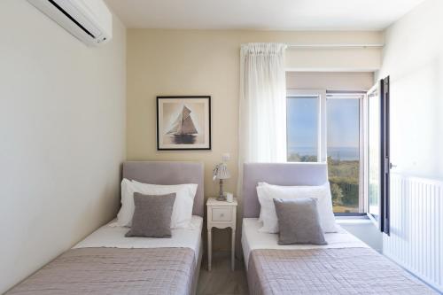 Una cama o camas en una habitación de Lux Villa Mia with Heated Pool, 2km to Beach & Childrens Area!