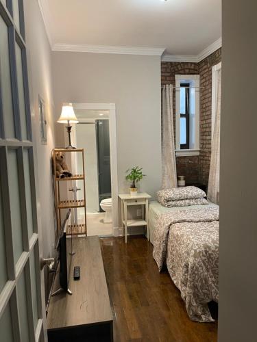 1 dormitorio con 1 cama y TV en Private one bedroom one bathroom, en Nueva York