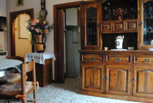 uma cozinha com um grande armário de madeira e uma mesa em Casa Vacanze Micetta em Bolonha