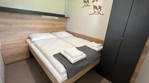 Postel nebo postele na pokoji v ubytování Mobilhome am Ossiacher See