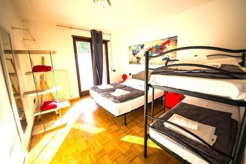 une chambre avec deux lits superposés et une fenêtre dans l'établissement Riva Take It Easy, à Riva del Garda