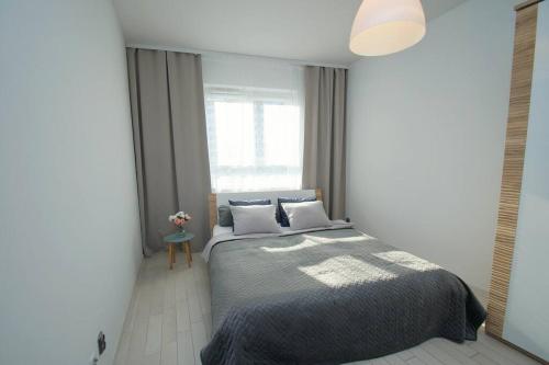 sypialnia z łóżkiem i oknem w obiekcie Apartament, Chorzowska 216 w mieście Katowice