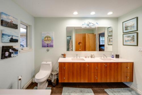 ein Badezimmer mit einem Waschbecken, einem WC und einem Spiegel in der Unterkunft Texas Retreat with Deck, Grill and Spacious Yard! in Willow Spring