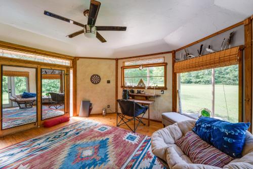 ein Wohnzimmer mit einem Sofa und einem Deckenventilator in der Unterkunft Texas Retreat with Deck, Grill and Spacious Yard! in Willow Spring
