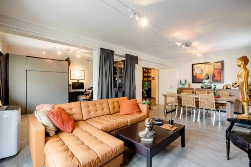 ein Wohnzimmer mit einem Sofa und einem Tisch in der Unterkunft Homestay in a nice flat in Mondorf-les-Bains