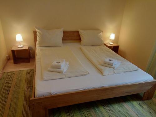 ein Schlafzimmer mit einem Bett mit zwei Handtüchern darauf in der Unterkunft Ferienwohnung Leonard in Goslar Hahnenklee in Hahnenklee-Bockswiese