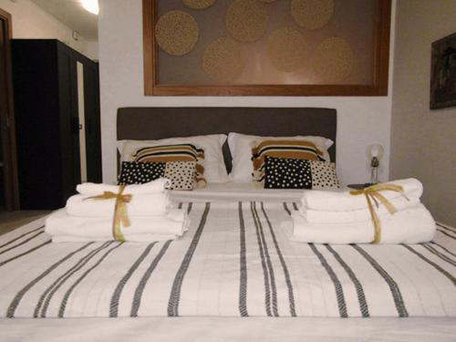 a white bed with a bunch of towels on it at SUITE ROSETTA in Valenzano