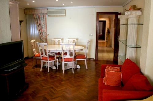 a living room with a table and chairs and a couch at Apartamento de 3 habitaciones in Valencia