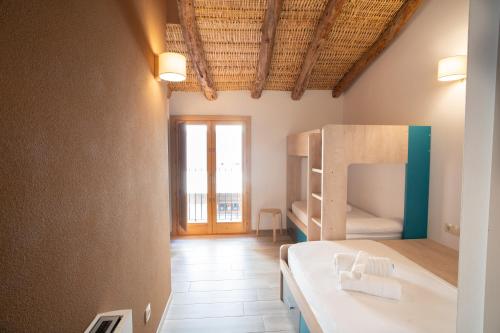 a small room with a bed and a bunk bed at Lo Molí de Bot in Bot