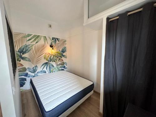 Tempat tidur dalam kamar di Appartement face mer Le Croisic , piscine privée et plage