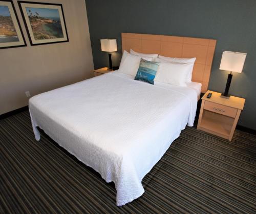 Кровать или кровати в номере Inn by the Sea, La Jolla