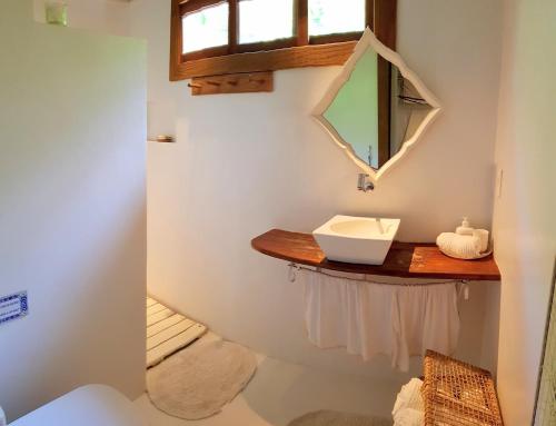 巴拉大的住宿－Caiçara Bangalôs Barra Grande，一间带水槽和镜子的浴室
