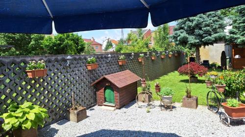 Taman di luar Apartman Motorcycle friendly Osijek