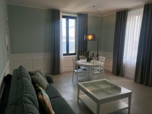 ein Wohnzimmer mit einem Sofa und einem Tisch in der Unterkunft Residenza d’epoca Chiostro San Francesco in Neapel