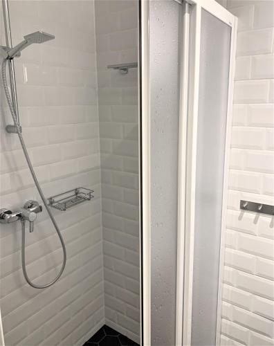 una doccia con una porta in vetro in un bagno di Rotermann Central Apartments a Tallinn