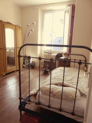 une chambre avec un lit dans une pièce dans l'établissement Appartement centre ville avec parking gratuit, à Chambéry