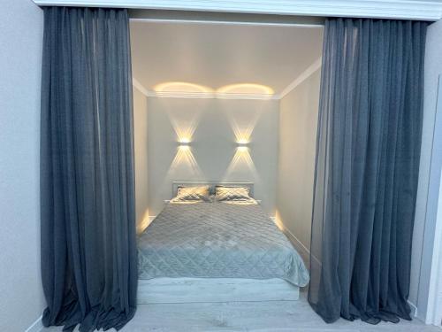 Кровать или кровати в номере Новая квартира в столице Казахстана г. Астана
