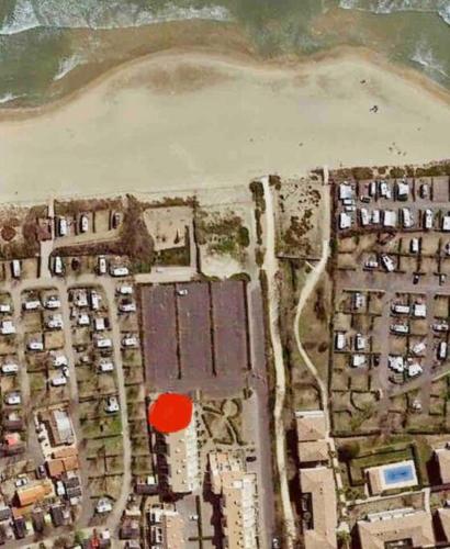 - une vue aérienne sur une ville et une plage dans l'établissement Studio 4pers climatisé accès direct plage, à Marseillan