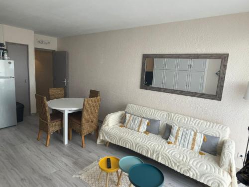 un salon avec un canapé et une table dans l'établissement Port Barcares vue port et mer, au Barcarès