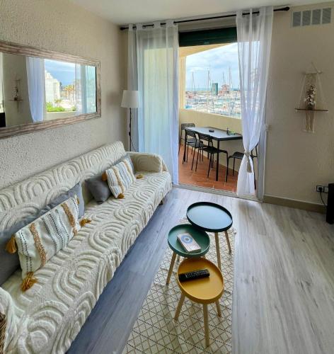 un salon avec un canapé et deux tables dans l'établissement Port Barcares vue port et mer, au Barcarès