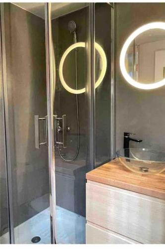 une salle de bain avec douche et lavabo dans l'établissement Cabane Claouey, bassin Cap ferret, à Claouey