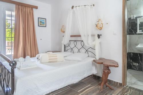 Katil atau katil-katil dalam bilik di Alexandros by the Beach - Serifos